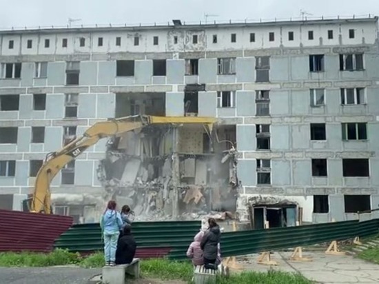 Опасный дом в селе Быков на Сахалине начали сносить — видео