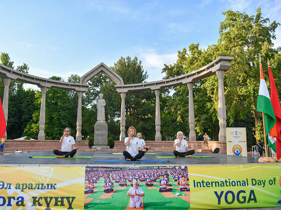 В Бишкеке отметили Международный день йоги