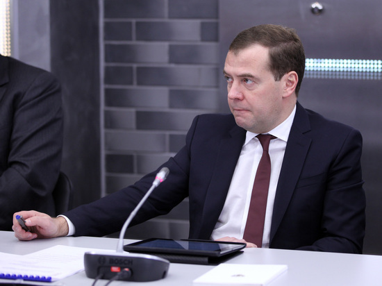 Медведев призвал усмирить США по-хрущевски: «сами приползут»