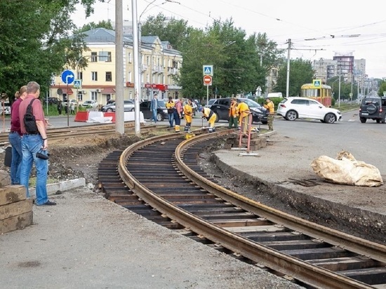 В Барнауле на втором разворотном трамвайном кольце уложили рельсы и шпалы