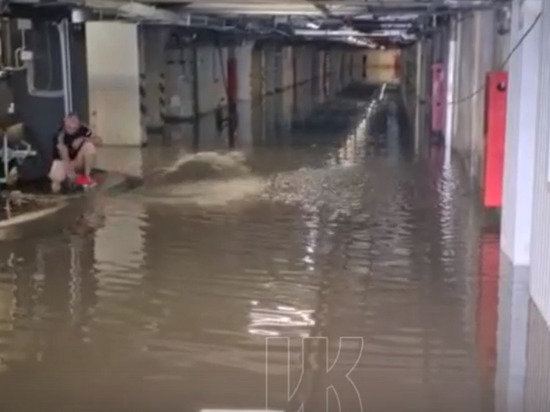 После мощного ливня под воду ушли кемеровские подземные парковки, дороги и детские площадки