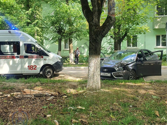 В Советске автоледи врезалась в бордюр: пассажир попал в больницу