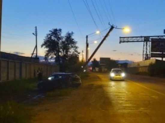 Ford Focus снес столб на Трактовой в Чите