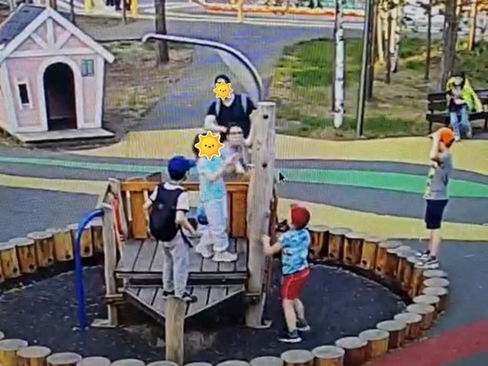 Зажало палец тарзанкой: момент ЧП с травмой девочки в парке Ноябрьска попал на видео