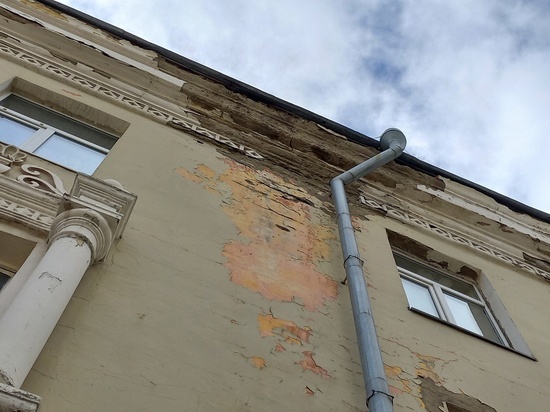Лепнина грозит обрушиться с крыши здания в столице Карелии