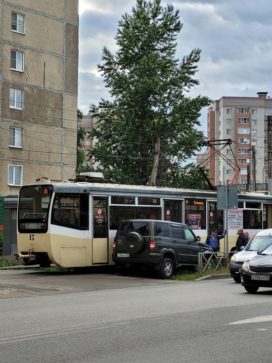В Ярославле трамвай протаранил внедорожник