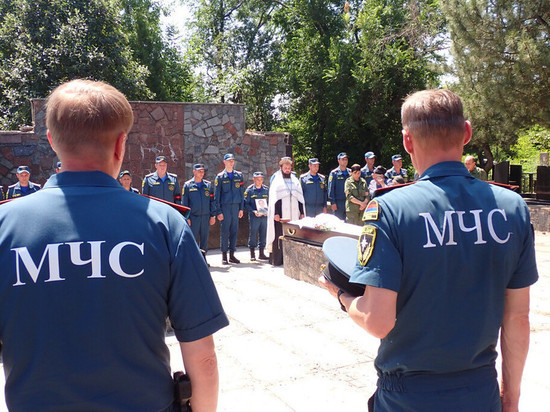 В Донецке простились со спасателями, погибшими при обстреле