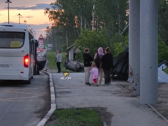 Иномарка Toyota снесла остановку после ДТП на въезде в Новосибирск