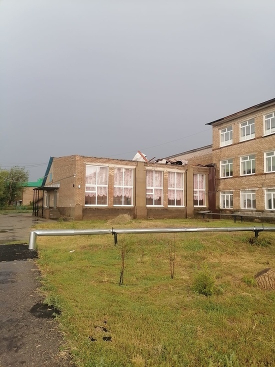 В Первомайском районе ветер сорвал крыши с трех школ и детсада