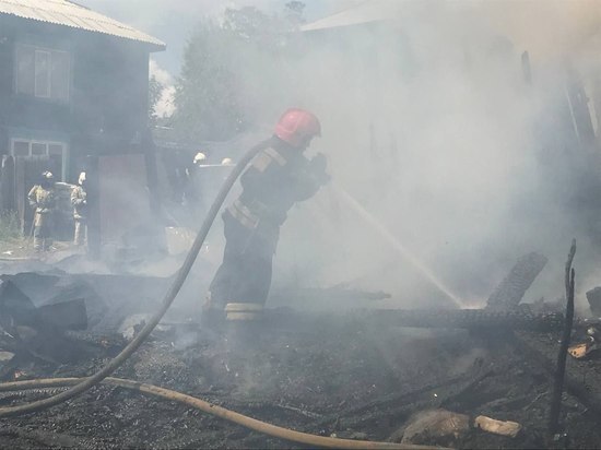 В Улан-Удэ эвакуировали 30 жильцов из горящего дома