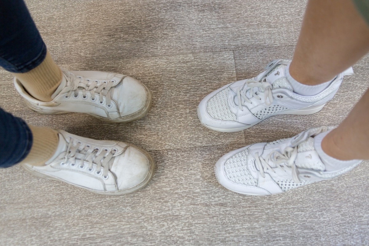 Как отбелить белые кроссовки и кеды в домашних условиях: простые способы,  которые вернут обуви свежий вид - МК Новосибирск