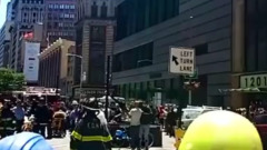 В центре Нью-Йорка таксист въехал в толпу: видео с места