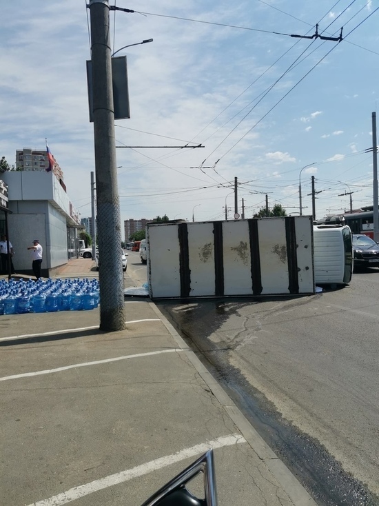 Возле остановки Думенко в Краснодаре перевернулась фура с бутилированной водой