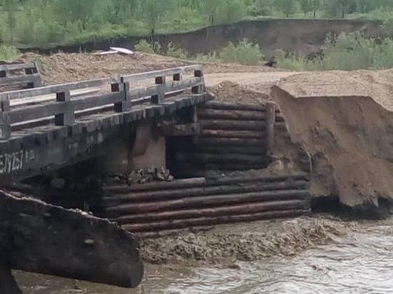 Проезд по подмытым мостам села Верхние Куларки перекрыли в Забайкалье