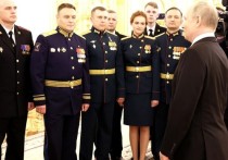 Владимир Путин на встрече с выпускниками военных вузов заявил, что специальная военная операция на Донбассе укрепит российские Вооруженные силы