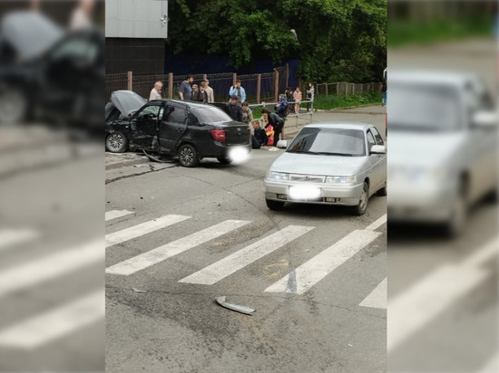 Пять человек пострадали в столкновении двух Лад Гранта в Ижевске