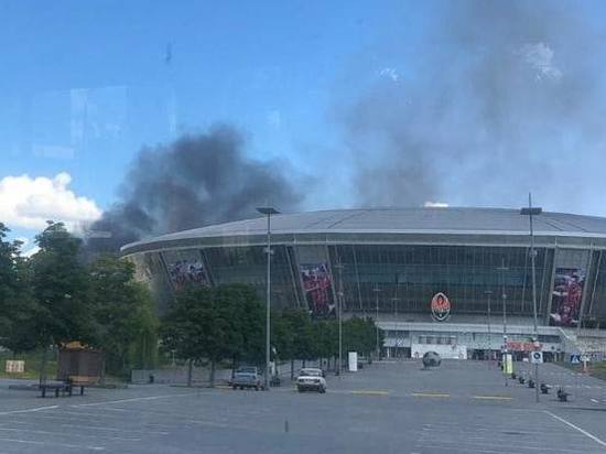 Возле стадиона «Донбасс Арена» в Донецке от снаряда загорелось кафе