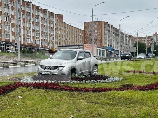 Nissan Juke вылетел на цветочную клумбу у Гагаринского моста в Калуге