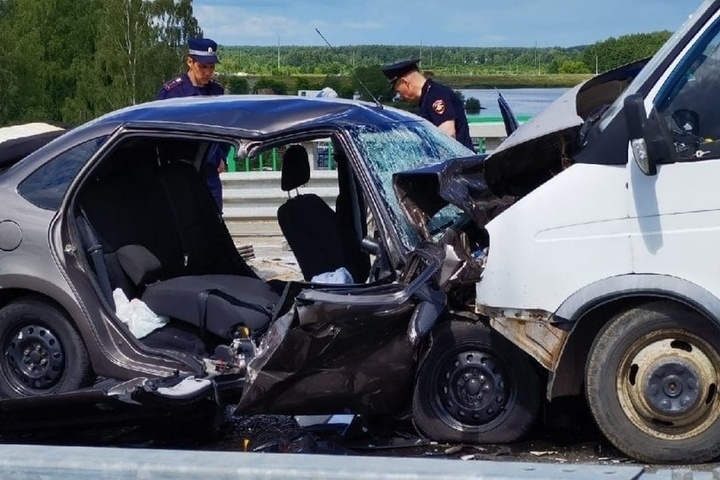 Костромские аварии: на мосту через Волгу столкнулись лоб-в-лоб «Лада Гранта» и грузовая «ГАЗель»