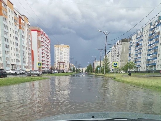В югорском городе из-за ливня оказались затопленными автомагистрали