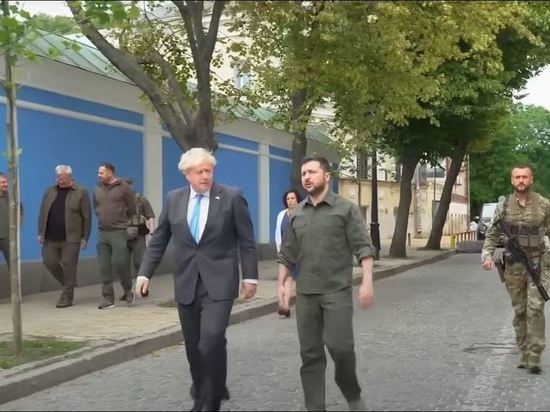 The Guardian раскрыла причину постоянных визитов Джонсона к Зеленскому