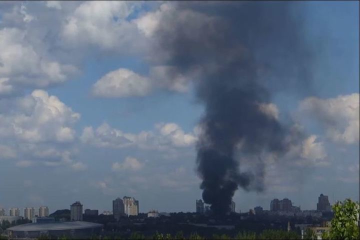 поцарапанные фасады. обстрел киевского района донецка. что произошло в донецке 21. что произошло в донецке 21. донецк в огне.