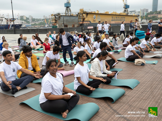 Во Владвостоке отпраздновали всемирный день йоги