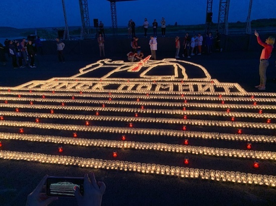 Сотни томичей зажгли свечи в Лагерном саду в ночь на 22 июня