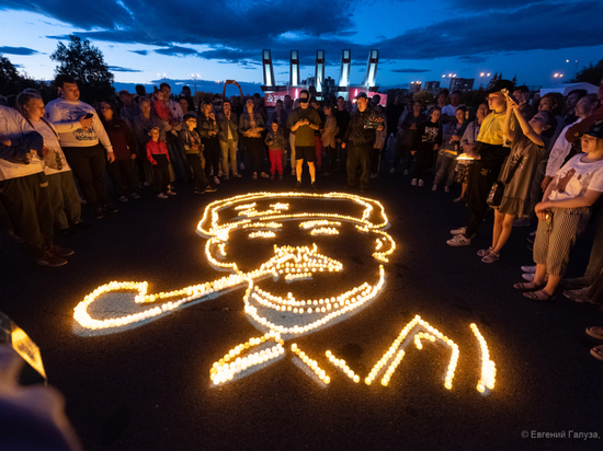 Портрет снайпера Номоконова выложили из 2500 свечей на Мемориале в Чите