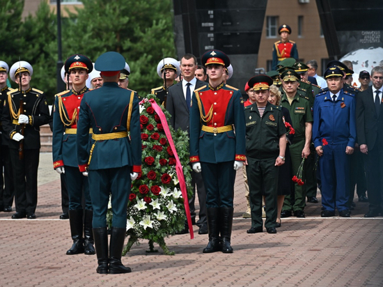 Губернатор Хабаровского края возложил цветы к мемориалу «Вечный огонь» в Хабаровске