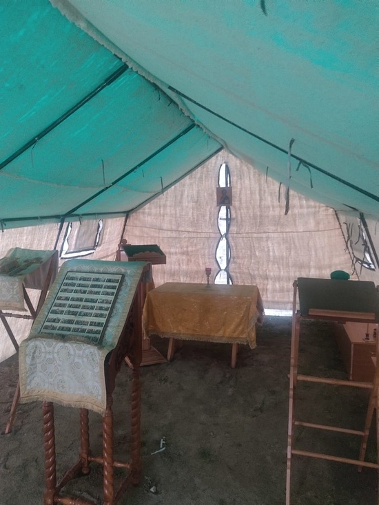 В Лабытнанги верующие молятся в палатке: храм на ремонте
