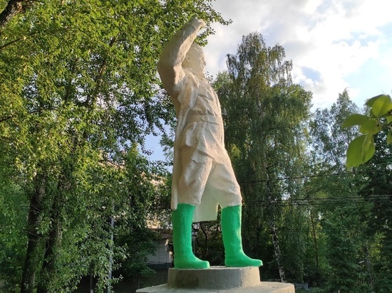 Сапоги на памятнике Кирову в Томске покрасили в зеленый цвет