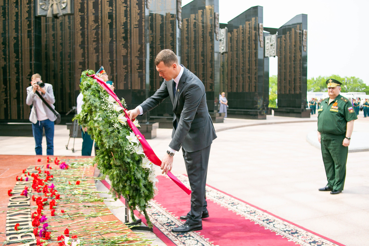 Цветы в память о погибших воинах возложили в Хабаровске