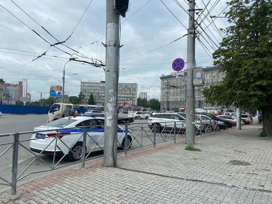 Новосибирцы продолжают парковать машины на площади Калинина в обход запрета