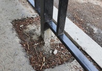 Жительница Читы пожаловалась на способ установки ограждения возле школы №11 в Первом микрорайоне, которое отделяет тротуар от проезжей части