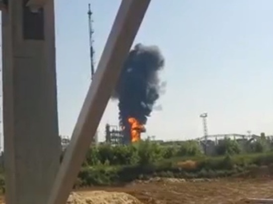Нефтеперерабатывающий завод горит в Новошахтинске