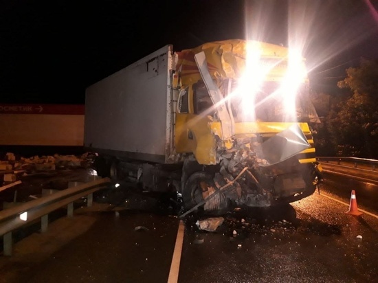Ночью в Рязанской области фура Scania врезалась в магазин «Магнит»