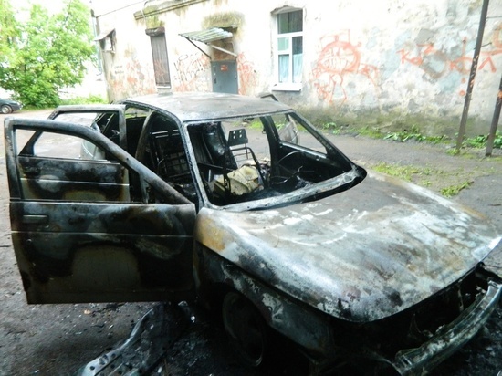 В Смоленске ранним утром сгорела "двенашка"