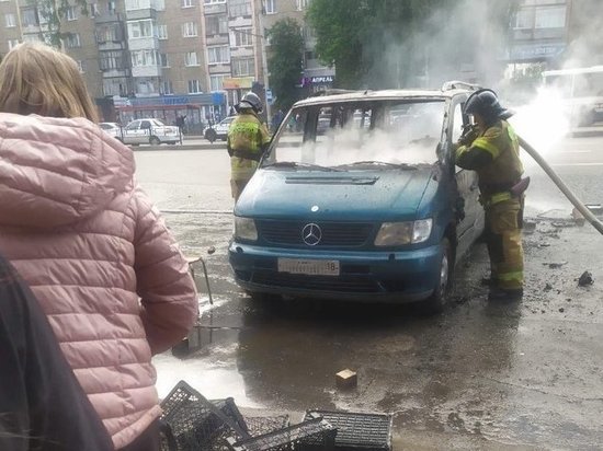 Горел открытым пламенем: в Ижевске сгорел микроавтобус