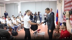 Михаилу Дегтяреву вручают сувениры от «СКА-Нефтяник»
