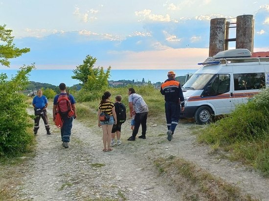 Спасатели вывели из леса заблудившихся приезжих в Сочи