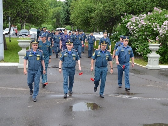 Сотрудники МЧС России почтили память погибших воинов в Хабаровском крае
