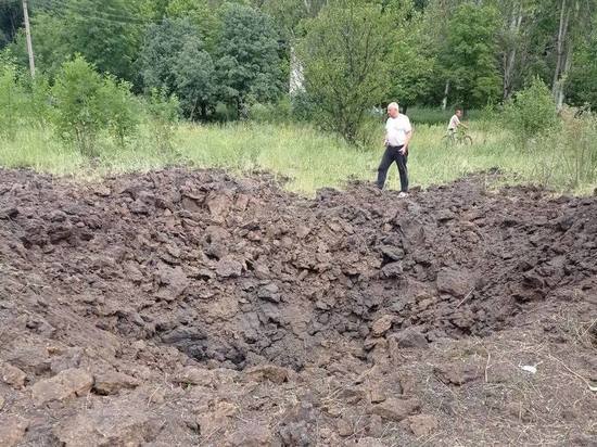 Жители Макеевки показали гигантскую воронку от снаряда: ФОТО