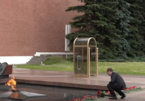 Дмитрий Медведев опубликовал в своем телеграм-канале видео, на котором он возлагает букет красных роз к Могиле Неизвестного Солдата