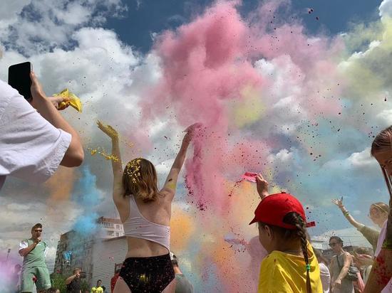 Яркий фестиваль красок Color Fest прошел в Новосибирске