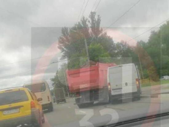 В Брянске столкнулись самосвал и микроавтобус