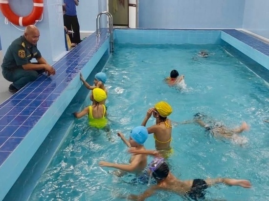 Сотрудники МЧС Калмыкии научили детей плавать