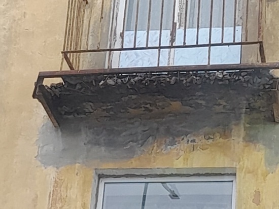 В городе Карелии балкон обрушается прямо на крыльцо мясного магазина