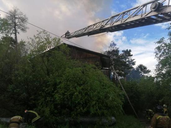 В Нерюнгри предположительно от удара молнии сгорел жилой дом