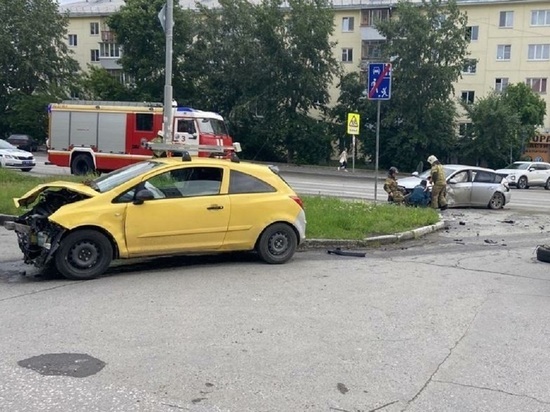 12-летняя девочка и водитель получили травмы в ДТП в Екатеринбурге